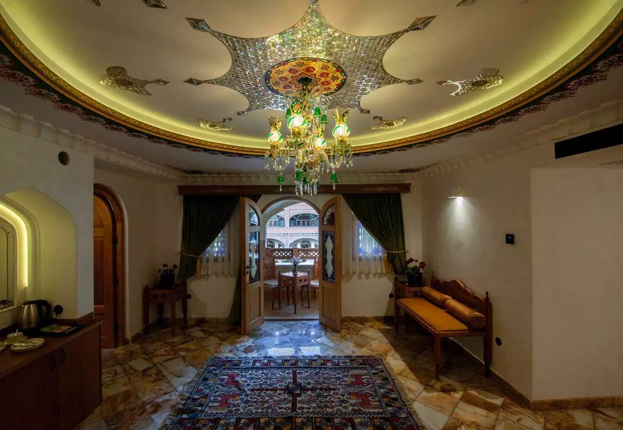 Alibaba https://cdn.alibaba.ir/ostorage/hotel-accommodation-images/680cafbe19aa61e2a799b1a1_سوئیت ایوان شاهی (VIP) (1).webp